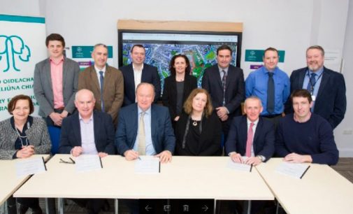 Atkins signs contracts for Gaelcholáiste Chiarraí