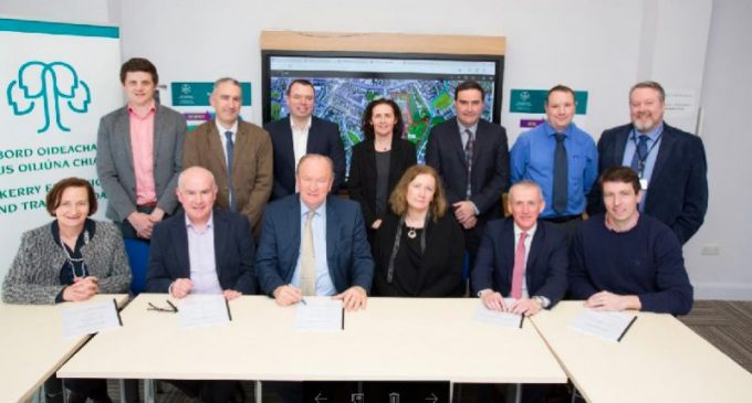 Atkins signs contracts for Gaelcholáiste Chiarraí